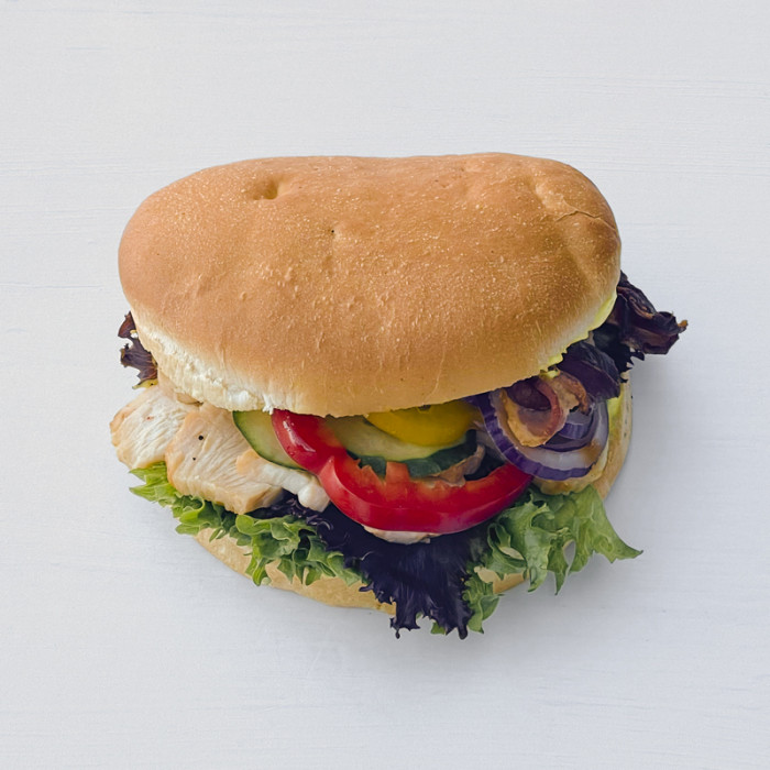 Sandwich m. kylling, bacon og karry