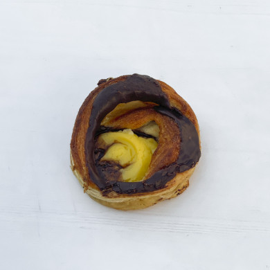 Høj snegl m. creme og brun glasur