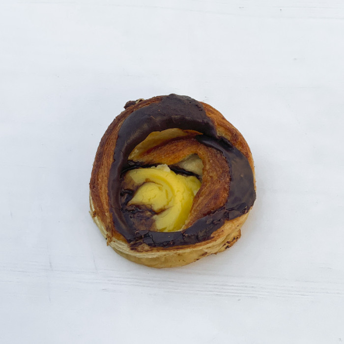 Høj snegl m. creme og brun glasur