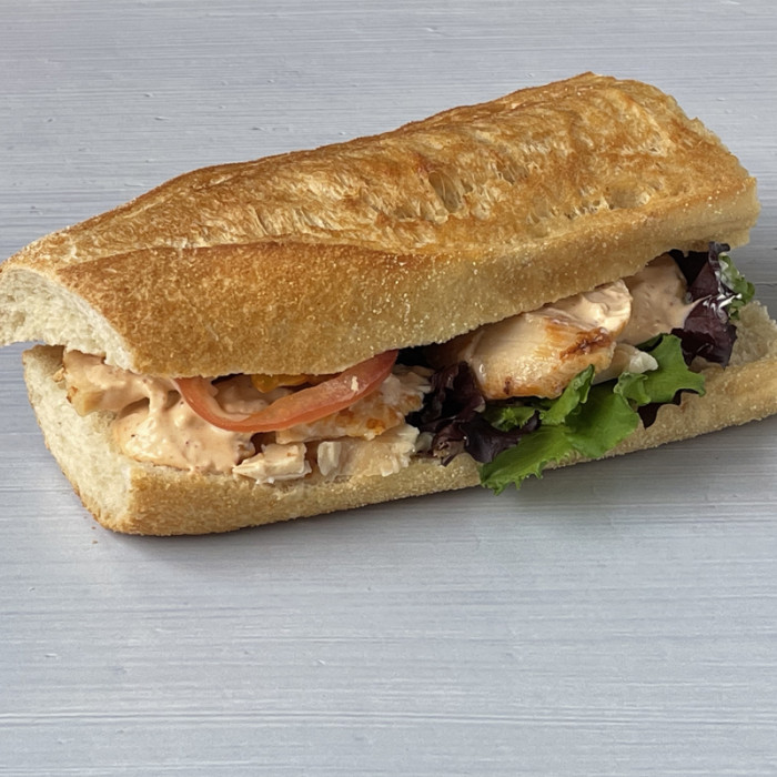 Sandwich m. kylling og chilidressing