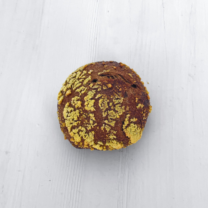 Mørk surdejs stykke 