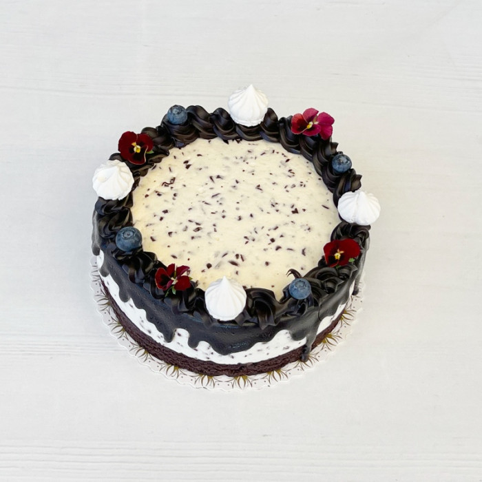 Chokoladekage m. vaniljemousse & chokoladestykker