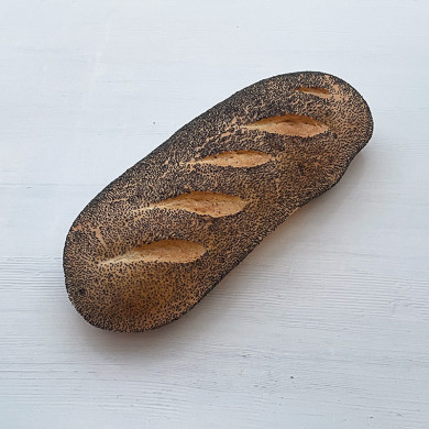 Rundt franskbrød med blå birkes