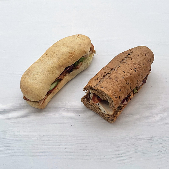 Sandwich m/ kylling og bacon + alm dressing