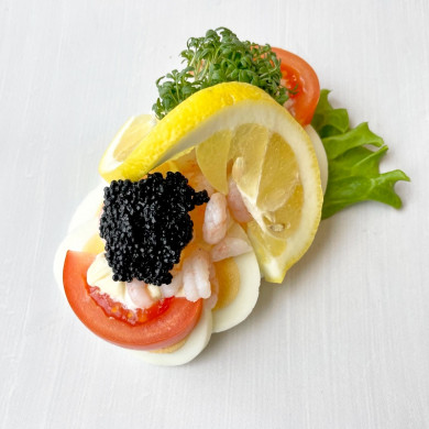 Højt belagt smørrebrød m. æg og rejer - Bestilles 2 dage før