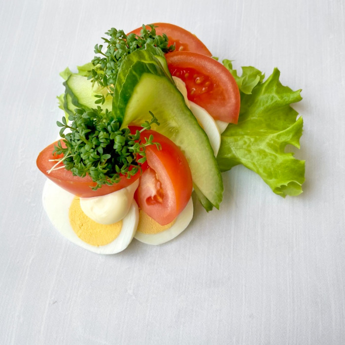 Højt belagt smørrebrød m. æg og tomat - Bestilles 2 dage før