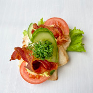 Højt belagt smørrebrød m. kylling og bacon - Bestilles 2 dage før